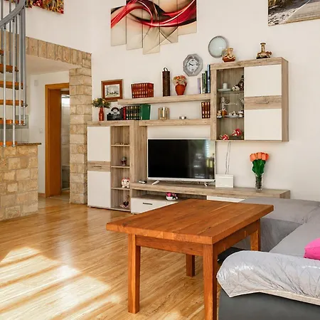 2 Bedroom Awesome In Apartment *